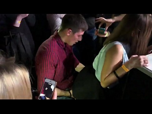 ❤️ Echter Sex in einem russischen Nachtclub. 18-jährige russische Mädchen in den Anus und Vagina gefickt in einem Nachtclub Fuck video bei de.eviewporn.ru ☑